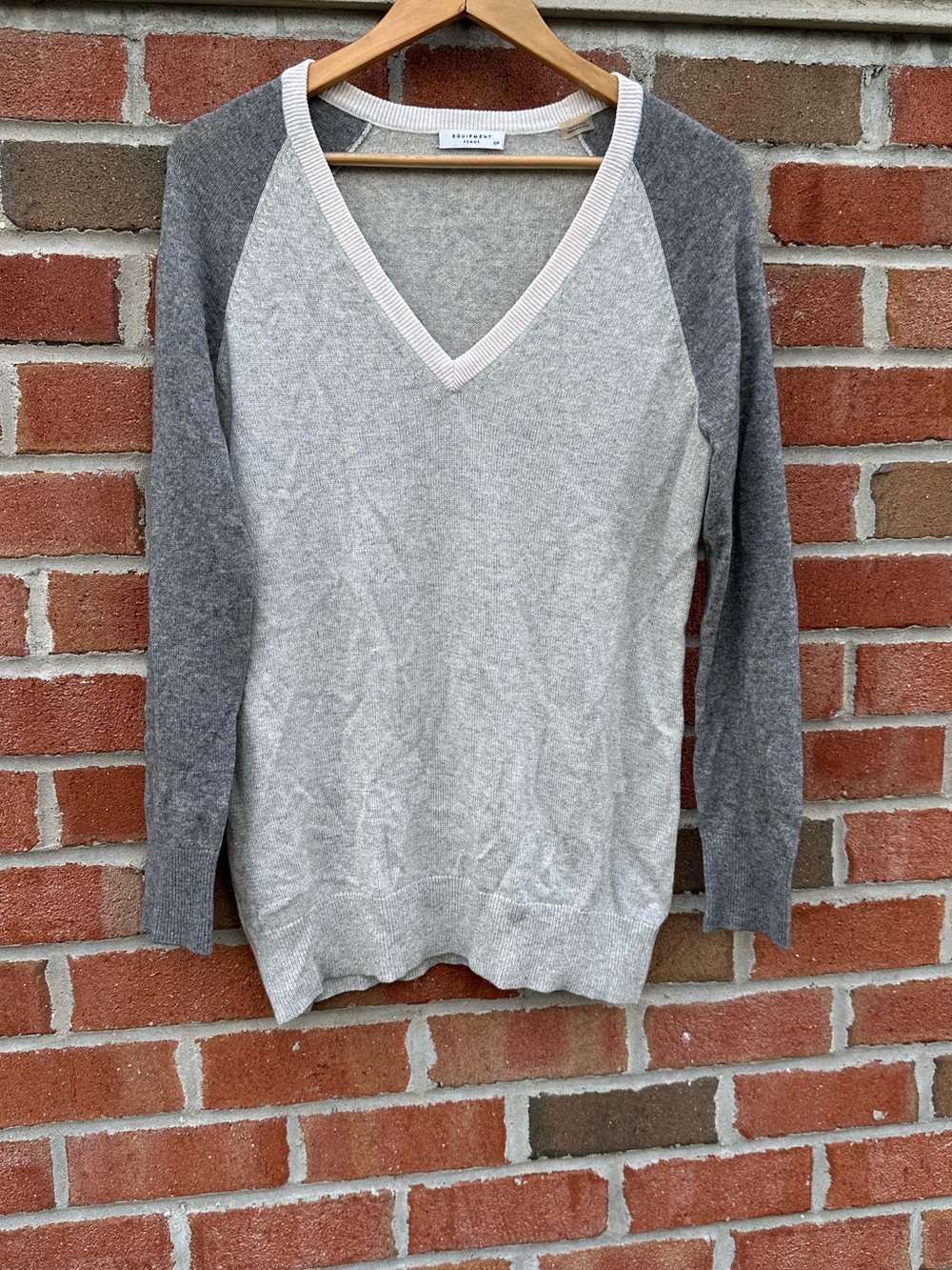 Equipment Femme Cashmere Sweater
Sz S Asher metallic gray Colorblock
Tritone